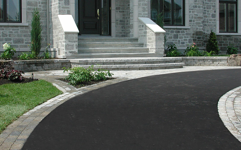 Entrée de garage pour le pavage d'asphalte résidentiel